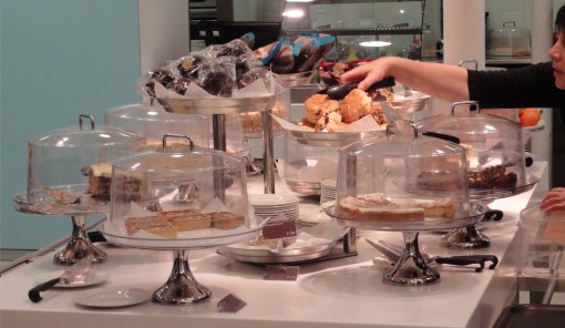Britten zijn gek op cake met zoete dressing en andere zoetigheid