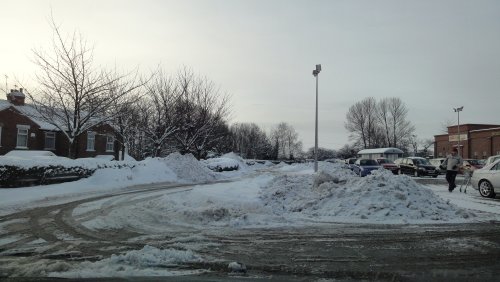 Veel sneeuw op parkeerterrein Morrissons